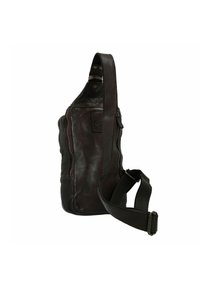 Borsa a tracolla in pelle marrone con superficie texturizzata, tasche con zip, tracolla regolabile e patch con logo sul davanti.