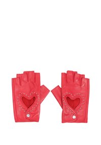 Guantes sin dedos de cuero rojo con recortes en forma de corazón y tachuelas metálicas a lo largo de los bordes. Textura suave con un ajuste ceñido.