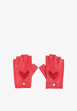 Czerwone skórzane rękawiczki bez palców z wycięciami w kształcie serca i metalowymi ćwiekami na krawędziach. Gładka faktura i dopasowany krój.