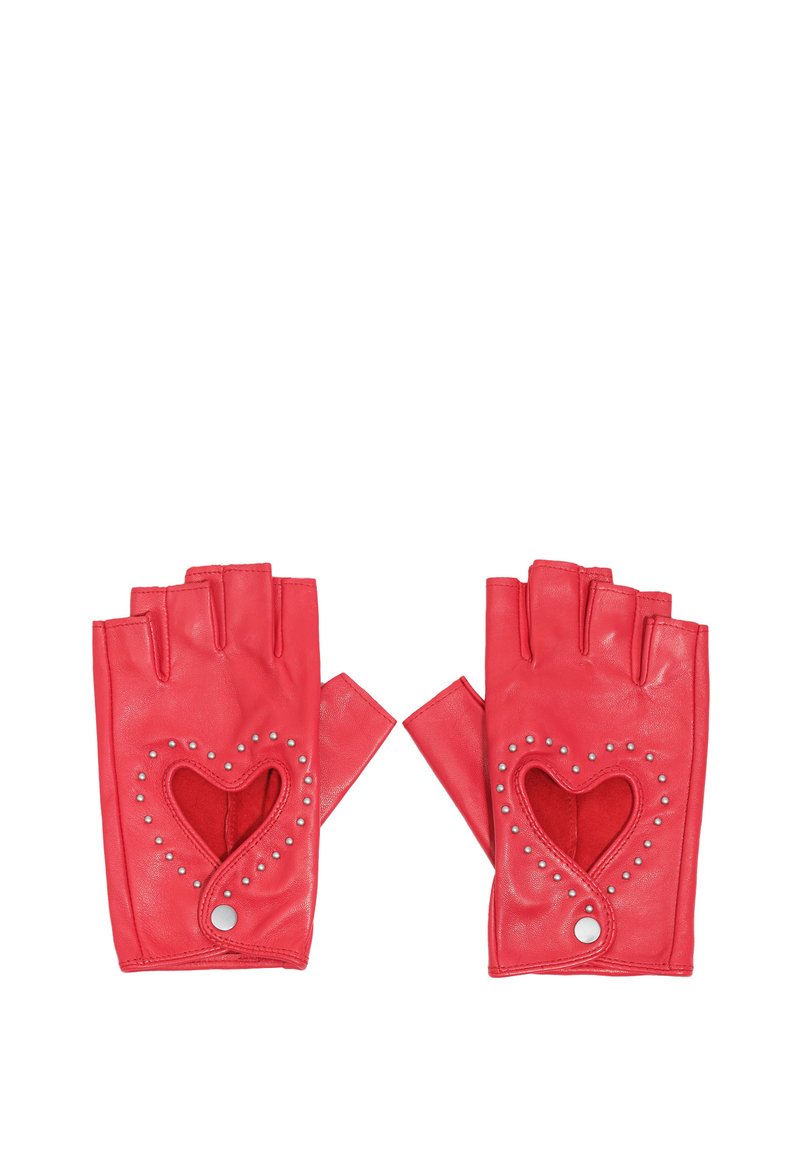 Guantes sin dedos de cuero rojo con recortes en forma de corazón y tachuelas metálicas a lo largo de los bordes. Textura suave con un ajuste ceñido.