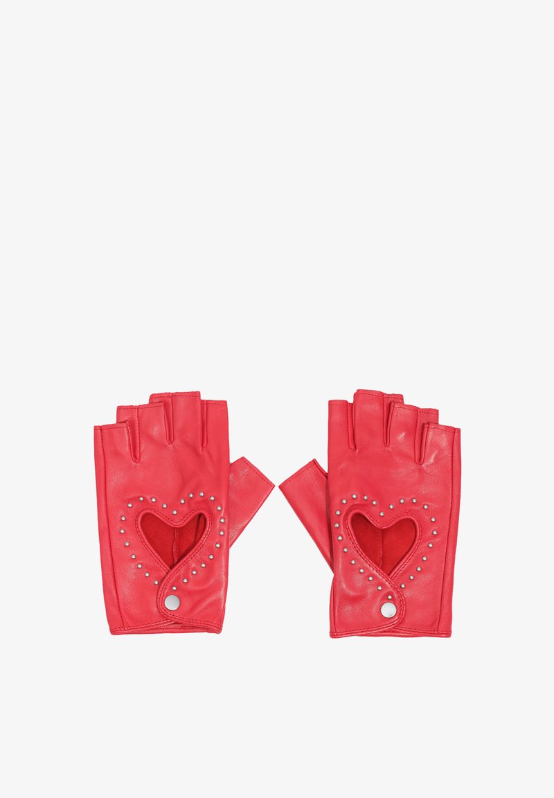 Guantes sin dedos de cuero rojo con recortes en forma de corazón y tachuelas metálicas a lo largo de los bordes. Textura suave con un ajuste ceñido.