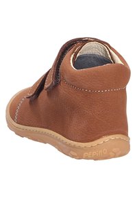 Stivale da bambino in pelle marrone con una consistenza morbida, forma arrotondata, fascia in velcro e suola in gomma, che mostra dettagli di cucitura a vista.