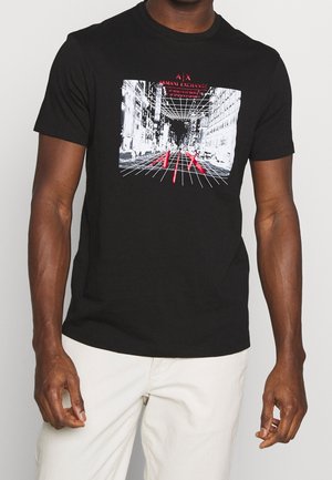 Musta puuvillainen t-paita, jossa on kaupunkikadun graafinen painatus mustavalkoisena punaisin yksityiskohdin. Pyöreä kaula-aukko ja lyhyet hihat.