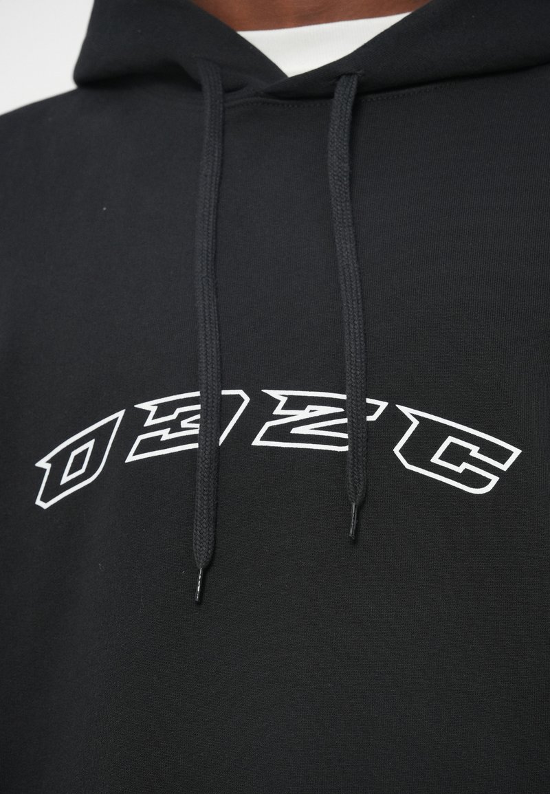 Zwarte hooded sweatshirt met een kangoeroezak, met een witte grafische tekstprint op de borst en koorden met metalen tips.