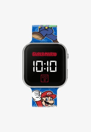 Montre numérique carrée avec un cadran noir affichant l'heure "10:10", accentuée par un bracelet bleu décoré de personnages de dessins animés, dont Mario et Luigi.