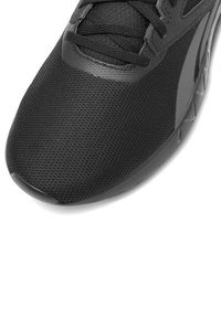 Czarne sportowe buty z teksturowaną siateczkową cholewką, gładkimi syntetycznymi dodatkami, okrągłym noskiem i elastyczną gumową podeszwą z wzorzystym bieżnikiem.