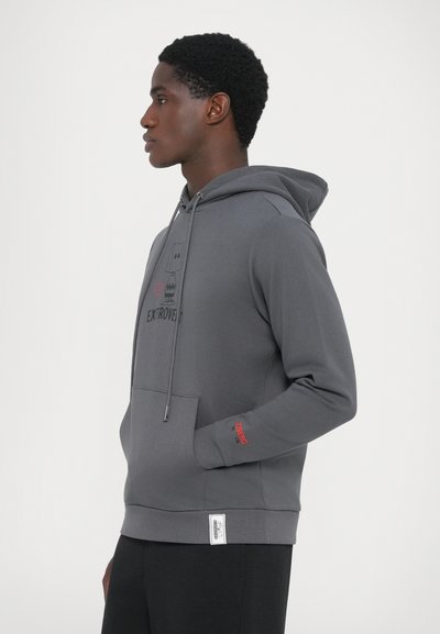 Grauer Hoodie aus weichem Stoff, mit einer Fronttasche, Kapuze mit Kordelzug und einem Printdesign, das den Text "EXTROVERT" enthält.