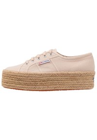 Sneaker in tela beige con punta rotonda, design con lacci e suola a piattaforma in juta. Presenta etichetta con logo e dettaglio di texture sul tessuto superiore.