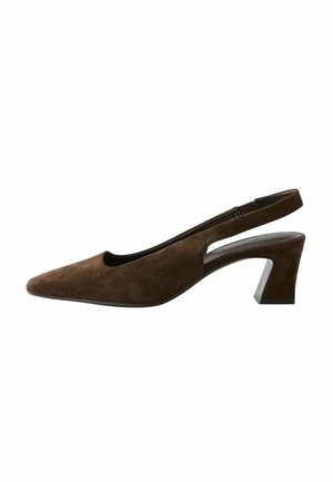 Brauner Wildleder Slingback-Schuh mit spitzer Zehenpartie und mittelhohem Blockabsatz, von der Seite auf weißem Hintergrund gezeigt.