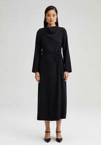 Touché Privé - BELTED - Denné šaty - black Miniatúrny obrázok 1