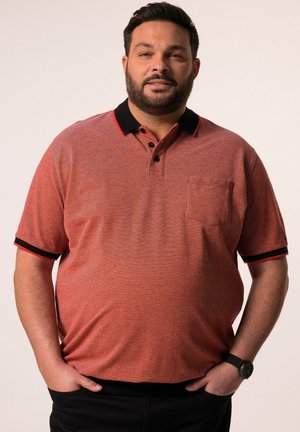 Polo a maniche corte di colore rosso con finitura testurizzata, colletto nero, dettagli rossi e taschino sul petto. Adatto per un abbigliamento informale.