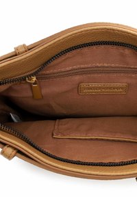 Pruunikas nahast käekoti siseosa, millel on pruuni kangaga vooder, tõmblukuga tasku ja lame sisetasku; kaunistatud kuldse tooniga tõmbluki detailiga.