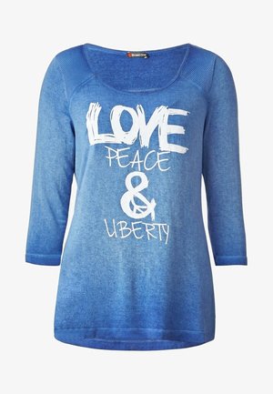 Blaues Langarmshirt mit rundem Ausschnitt. Mit weißem grafischem Text: "LIEBE FRIEDEN & FREIHEIT." Strukturiert an den Schultern.