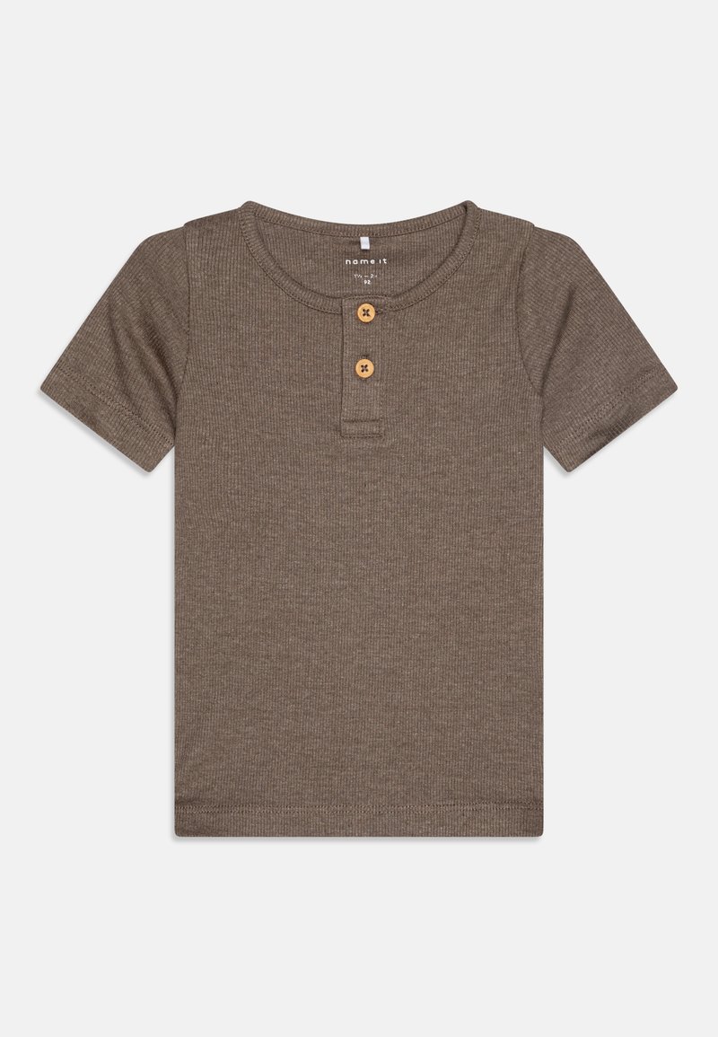 Brown, short-sleeve t-shirt made of ribbed fabric, featuring a crew neck and two wooden buttons at the front placket.
