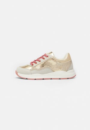 Sneakers - gold-coloured