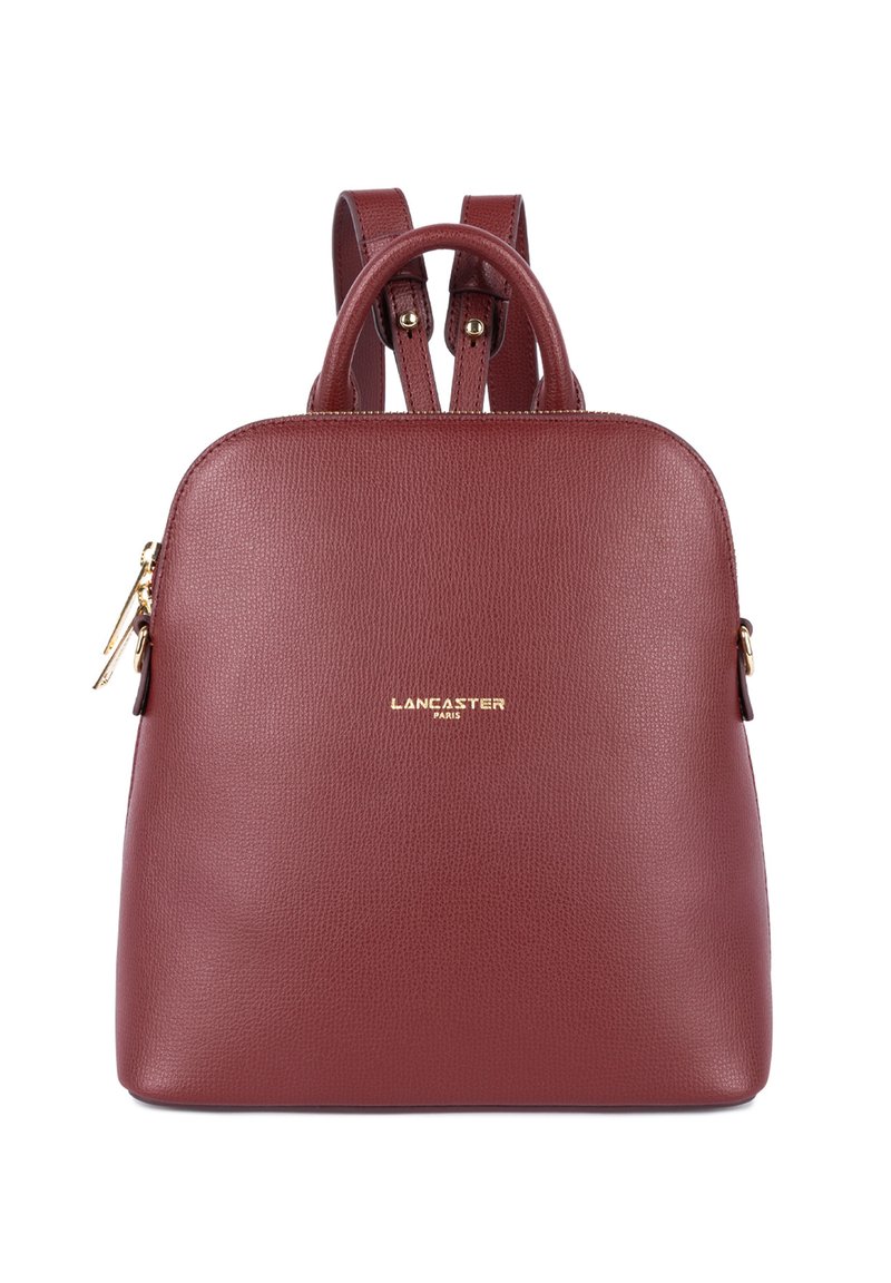 Zaino in pelle bordeaux con texture liscia, dettagli in metallo dorato, doppie maniglie superiori e spallacci regolabili. Presenta un logo.