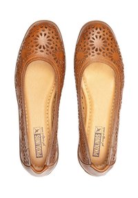 Bailarinas de cuero marrón con patrones de corte floral, puntera redonda y forro interior beige. Con bordes acolchados.