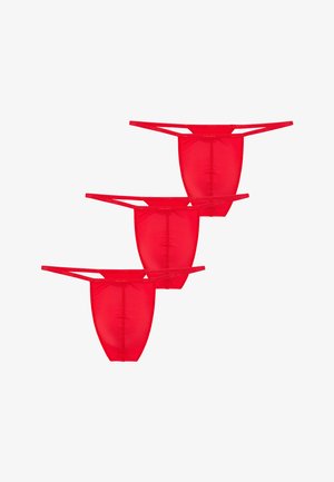 Drie rode mesh strings met dunne zijbandjes. De stof is doorschijnend en heeft een gladde, lichte textuur met minimale ontwerpdetails.