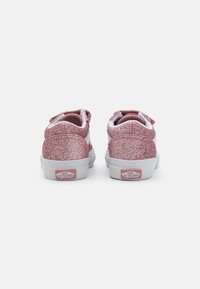 Roza sjajna Vans tenisica s bijelim detaljima, s niskim dizajnom i čičak trakama. Klasična gumena potplat s logotipom.