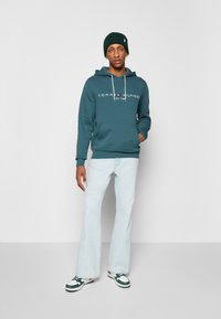 Tommy Hilfiger LOGO HOODY - Sweatshirt com capuz - mercury marine