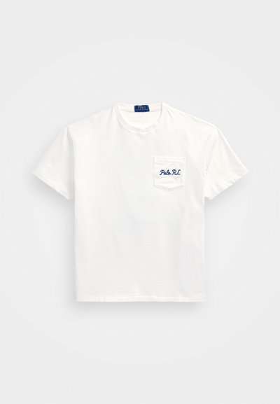 Valge puuvillane lühikeste varrukatega T-särk, millel on vasakul rinnal tasku ja sinine brodering "Polo R.L." tekst. Tavaline ümar kaelus.
