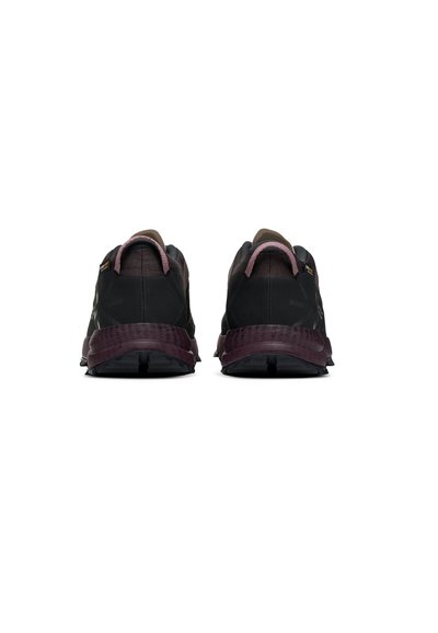 Baskets de course noires avec une finition texturée, dotées d'une semelle violet foncé, d'un talon arrondi et d'un design en maille discret.