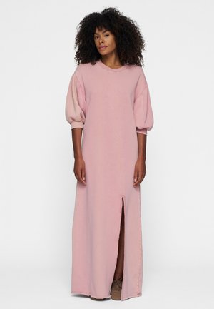 Abito maxi lungo di color rosa pallido, con maniche corte a sbuffo, scollo a giro e spacco frontale. Realizzato in tessuto morbido, presenta un design casual.