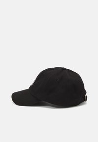 Fekete baseball sapka ívelt szélekkel, textil anyagból készült, hat szellőzőlyukkal, és állítható pánttal a hátulján. Az elején logó hímzés található.