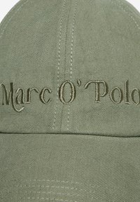 Olivgrüne Baumwoll-Baseballmütze mit gesticktem "Marc O'Polo"-Logo in passendem Garn, strukturiertem Vorderteil und genähten Details.