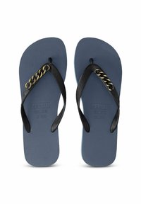 Tongs noires avec un accent en chaîne dorée, semelle en caoutchouc bleu texturé et lanières noires incurvées. Conception simple et réglable pour le confort.