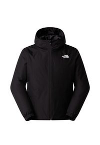 Μαύρο μπουφάν με κουκούλα και εμπρός φερμουάρ, ελαστικά μανίκια και το λογότυπο The North Face στο αριστερό μέρος του στήθους, τοποθετημένο σε λευκό φόντο.