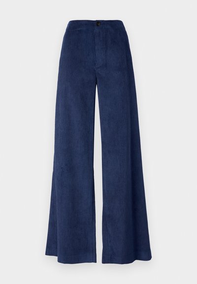 Široke hlače iz korduroja v mornarski modri barvi z gladko teksturo, ki vsebujejo gumbasto zapiranje in vertikalne rebraste detajle za dodatno globino.