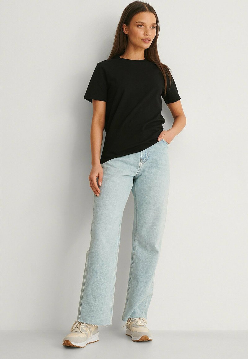 Damen T-Shirts | NA-KD RUNDEM AUSSCHNITT T-Shirt basic black/schwarz - FK41290 Damen T-Shirts | NA-KD RUNDEM AUSSCHNITT T-Shirt basic black/schwarz - FK41290