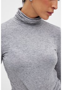 Grauer Rollkragenpullover aus weichem, strukturiertem Stoff, mit enger Passform und hohem Kragen. Keine sichtbaren Muster oder zusätzlichen Akzente.
