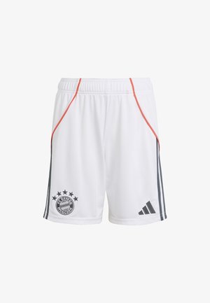 Shorts de sport blancs avec des accents rouges et des rayures latérales gris foncé, présentant un emblème du FC Bayern Munich et des graphiques de cinq étoiles.