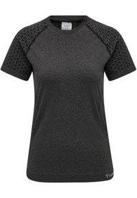 Sort atletisk t-shirt med korte raglanærmer, strukturerede mønstre på skuldrene og et glat stof. Hummel-logoet trykt i bunden.