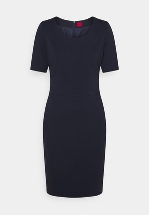 Marinblå, figursydd klänning med korta ärmar, fyrkantig halsringning och sömdetaljer. Tillverkad av ett mjukt tyg med en dold dragkedja bak.