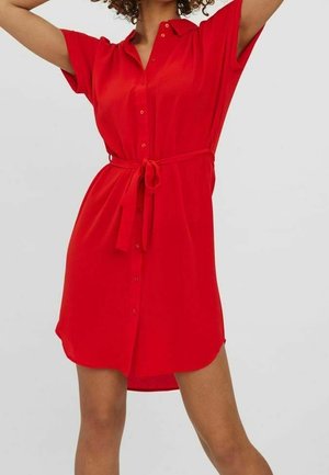 Rotes Kurzarm-Hemdkleid aus leichtem Stoff, mit durchgehender Knopfleiste, Kragen und einem gebundenen Taillengürtel zur Anpassung.