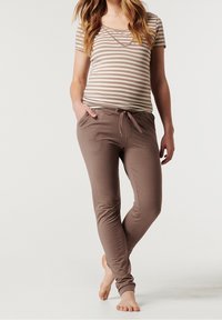 Randig graviditetstopp i beige och krämfärgad, som kombineras med mjuka, bruna joggers med dragsko, som har sidofickor och en slim fit.