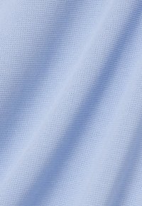 Jasnoniebieska tkanina o teksturowanym, prążkowanym wzorze. Miękki, rozciągliwy materiał z widocznym splotem, ukazujący fałdy i układ materiału.