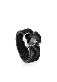 Anillo de malla negra con una piedra preciosa facetada en forma de nube de color negro, establecida en un hardware de tono plateado. Superficie texturizada y diseño flexible.