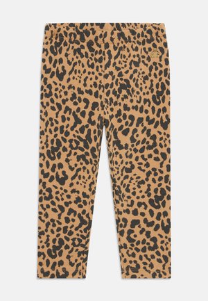 Leparded leggings i beige med sorte prikker, laget av mykt, elastisk materiale og med elastisk midje for komfort og passform.