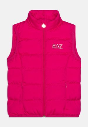 Jasnoróżowa pikowana kamizelka bez rękawów z wysokim kołnierzem, przednim zamkiem błyskawicznym, bocznymi kieszeniami oraz białym logo EA7 Emporio Armani na piersi.
