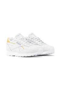 Zapatillas blancas con un upper de cuero liso, detalles en azul y amarillo, un collar acolchado y una suela de goma texturizada. Diseño con cordones.