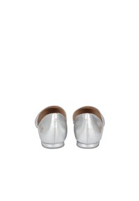 Ballerines argentées avec une finition métallique lisse, bout rond, petit talon et détail de logo en accent à l'arrière. Doublure intérieure douce.