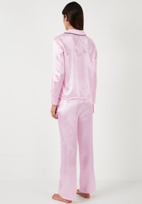 LELA REGULAR FIT - Komplet pižame - pink