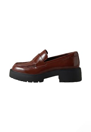 Brauner Lederloafer mit dicker schwarzer Sohle und niedrigem Blockabsatz, mit einem Pennyriemen und dezentem Calvin Klein Logo an der Seite.