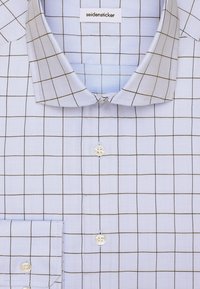 Camicia da uomo azzurro chiaro con motivo a griglia nera, colletto classico e bottoni bianchi, piegata ordinatamente con polsino visibile e etichetta del marchio.