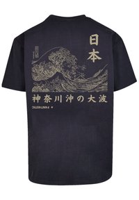 Černé bavlněné tričko s velkým zlatým potiskem vlny a japonským textem na zadní straně. Krátké rukávy a kulatý výstřih.