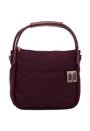 Kleine quadratische dunkelviolette Handtasche mit kurzen, abgerundeten Griffen, Vordertasche, goldenem Reißverschluss und Metall-Logo-Patch unten rechts.